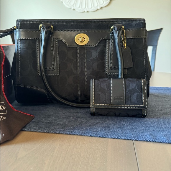 Coach Hamptons Signature Bag - Picture 2 of 8